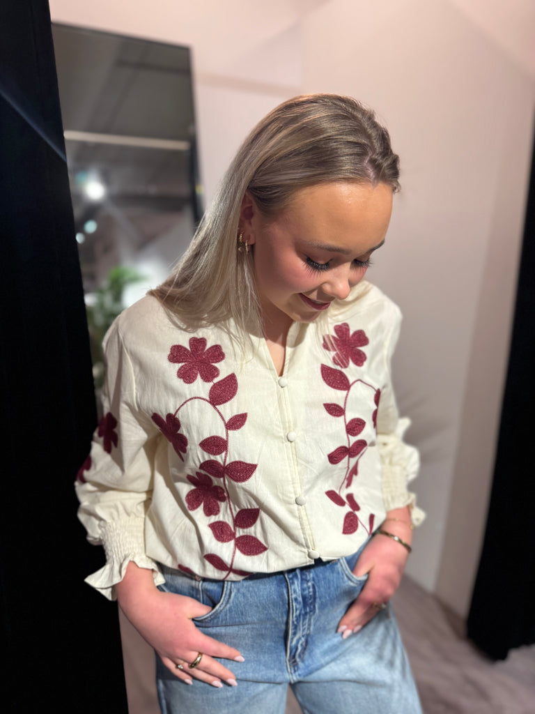 Nora’s shirt offwhite