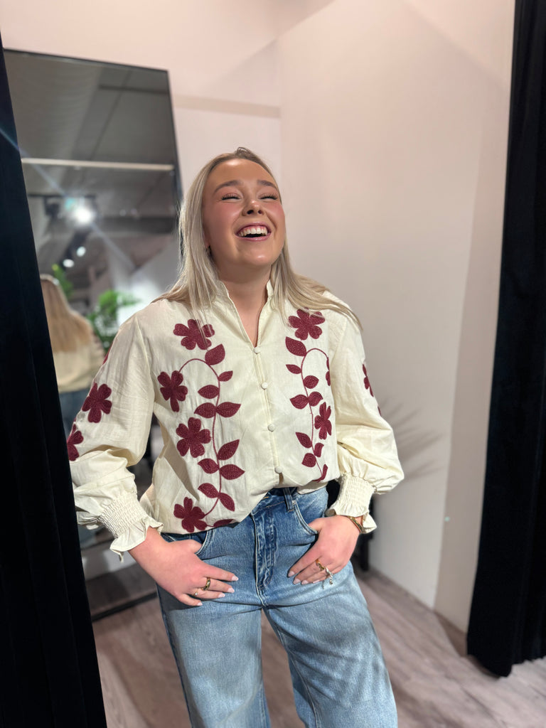 Nora’s shirt offwhite